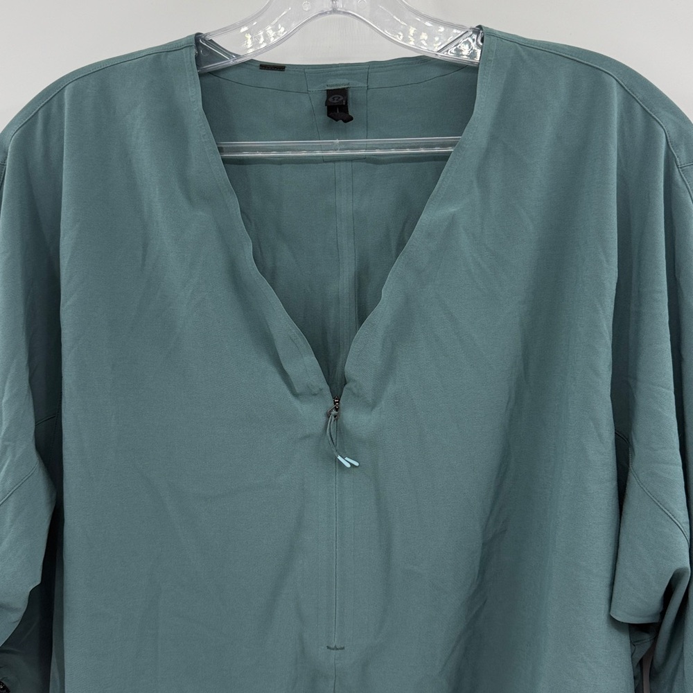 Lululemon Women's Relaxed V-Neck Top in Teal - Picture 2 of 8